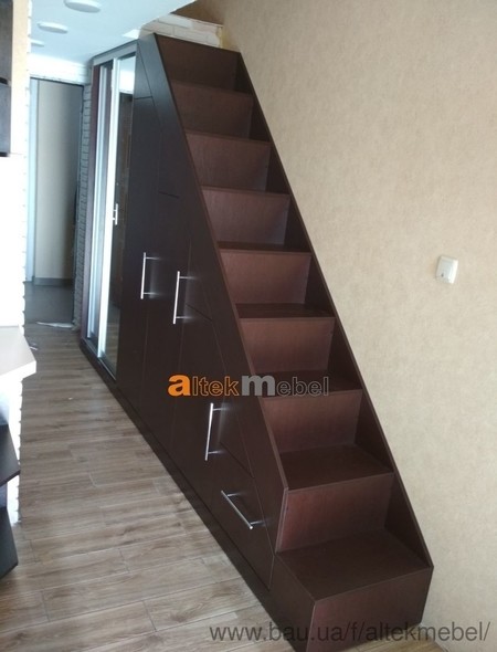 Шкаф-лестница для гостинки